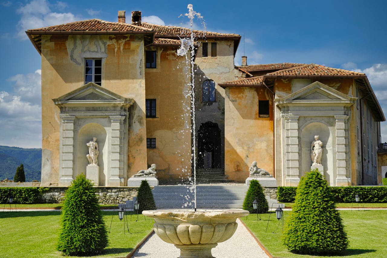 service-02 A picturesque Italian villa with a central fountain and classical statues.