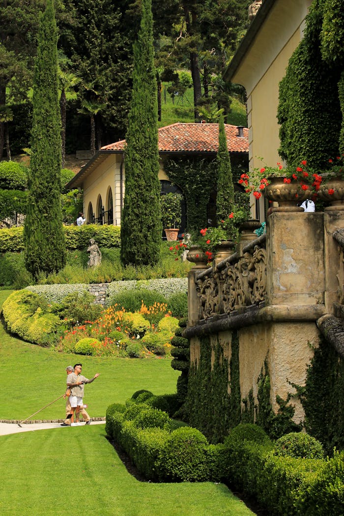 service-06 Beautiful garden at a villa in Lenno, Italy with lush greenery and classic architecture.